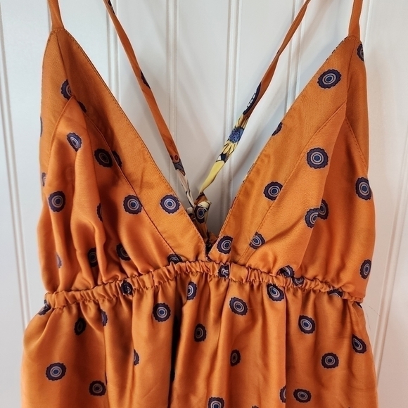 KLd-Signature backless w/thin criss cross straps on back. Deep v-neck Vibrant - Picture 8 of 14